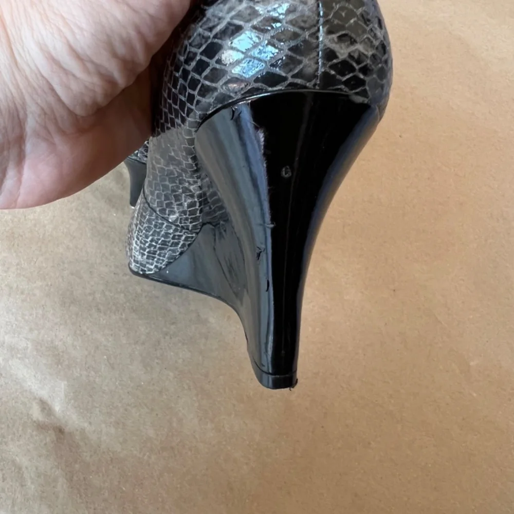 Ellen Tracy Gloria Wedges Shoes Snake Print Size 9